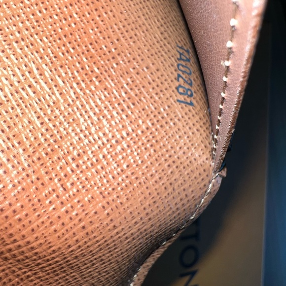 Louis Vuitton Brazza Wallet - Picture 5 of 16